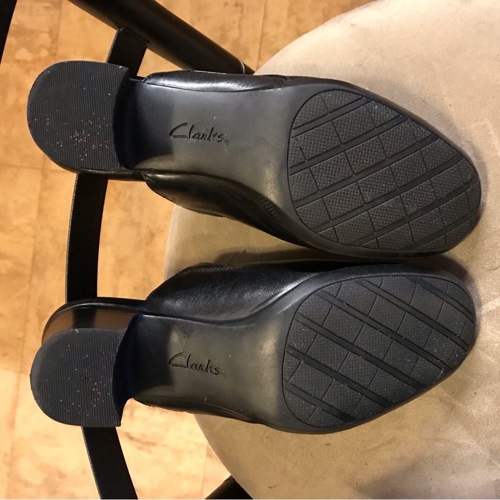 Womens Clark’s Clogs, size 7.  Signs of light wear but in great shape - Picture 4 of 5